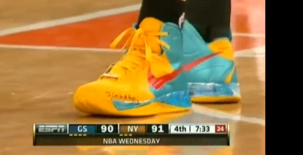 库里职业生涯最高分的那场比赛穿的是什么鞋