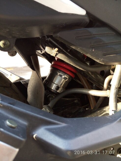 摩托车后中央减震怎么调软硬?用什么工具?我