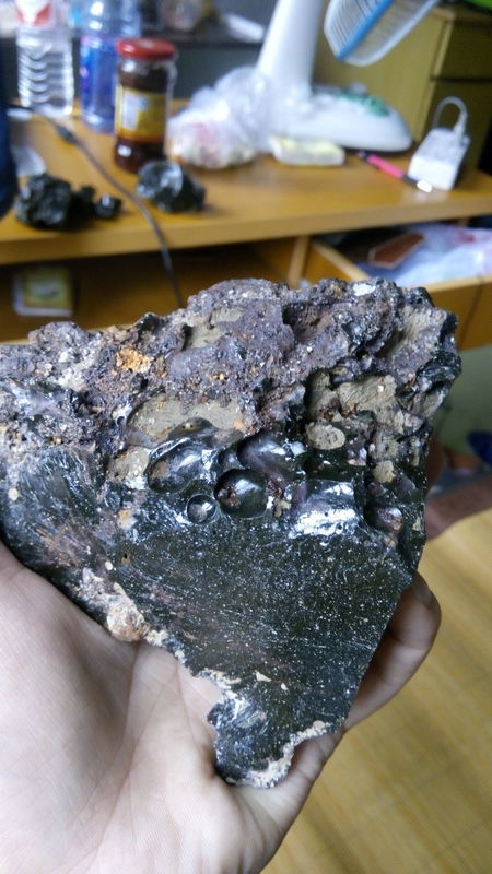 这是玻璃陨石吗 玻璃质 硬度4大 小刀划不动 没磁性 表面有些像是橄榄