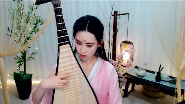 网红美女琵琶表演《大鱼》画面唯美,声音悠扬