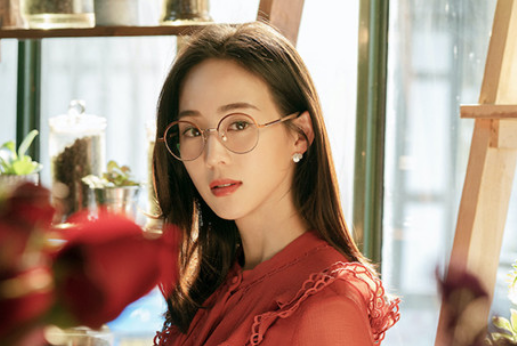 唐人街探案》里的ivy为笑脸组织的幕后主使,也是q组织成员,她一度是林