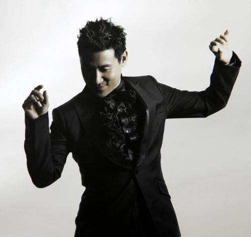 为什么歌神张学友,唱歌没有吸气的声音?