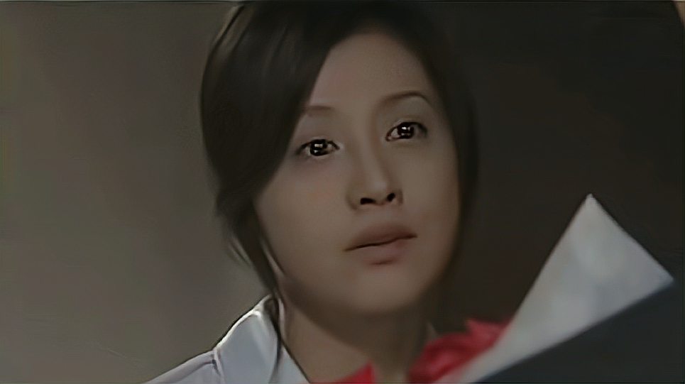  b>藤原纪香 /b>委屈的趴在床上哭泣,这时候男朋友过来慰问她