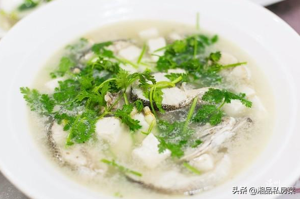 食材:海鱸魚,千葉豆腐,金針菇,大蒜,生薑,料酒,小蔥