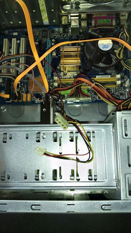 电脑组装插线,还有两条白色插线头不知道接在哪,求指点