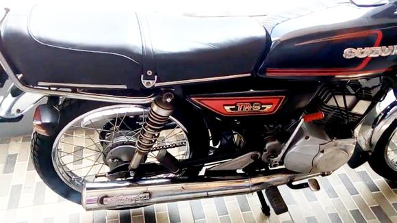 视频:suzuki trs125二冲程摩托车,80年代都叫它一脚踹,这台还能.