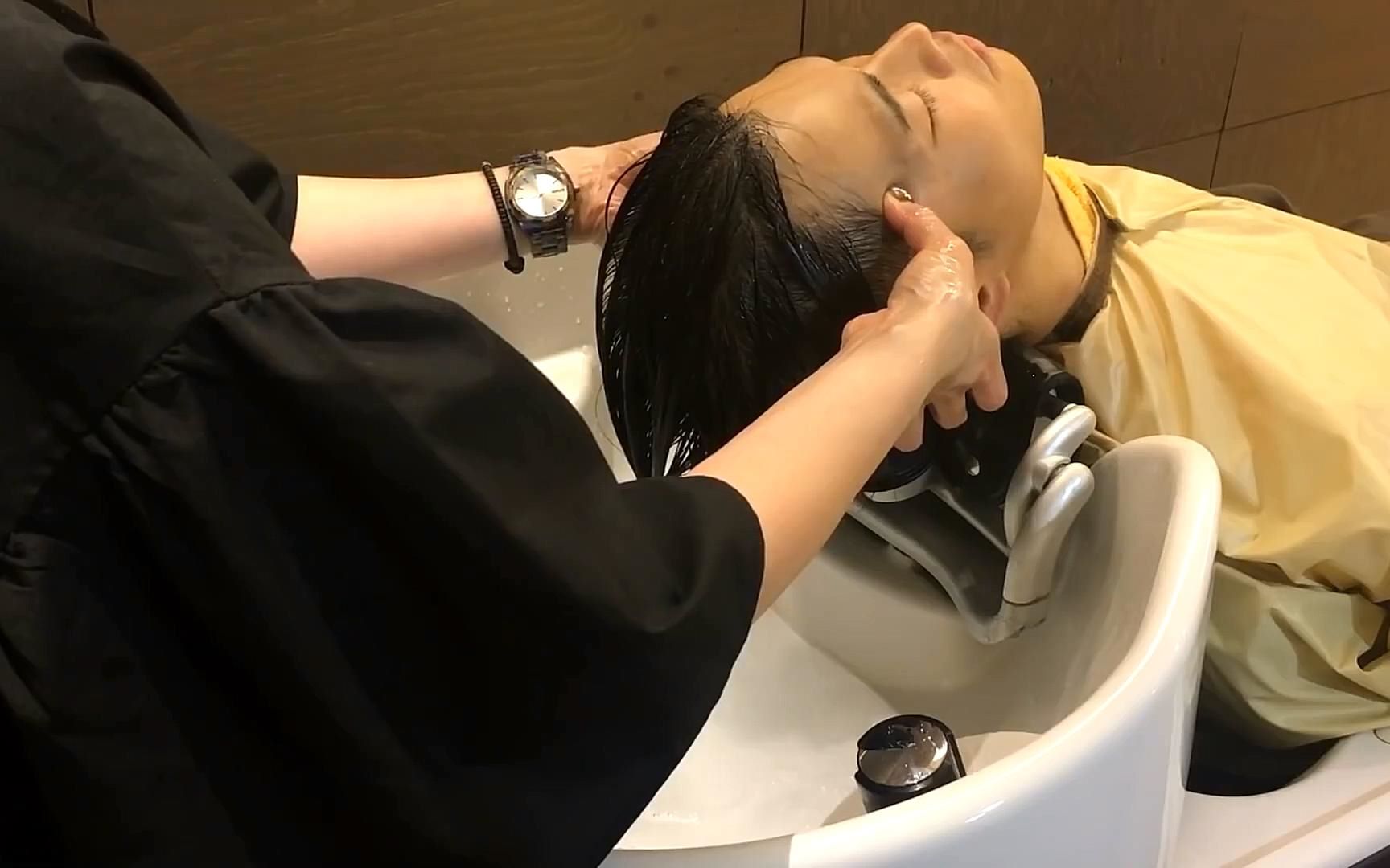 日本理发店洗头按摩 头皮按摩消除疲劳 恢复精神