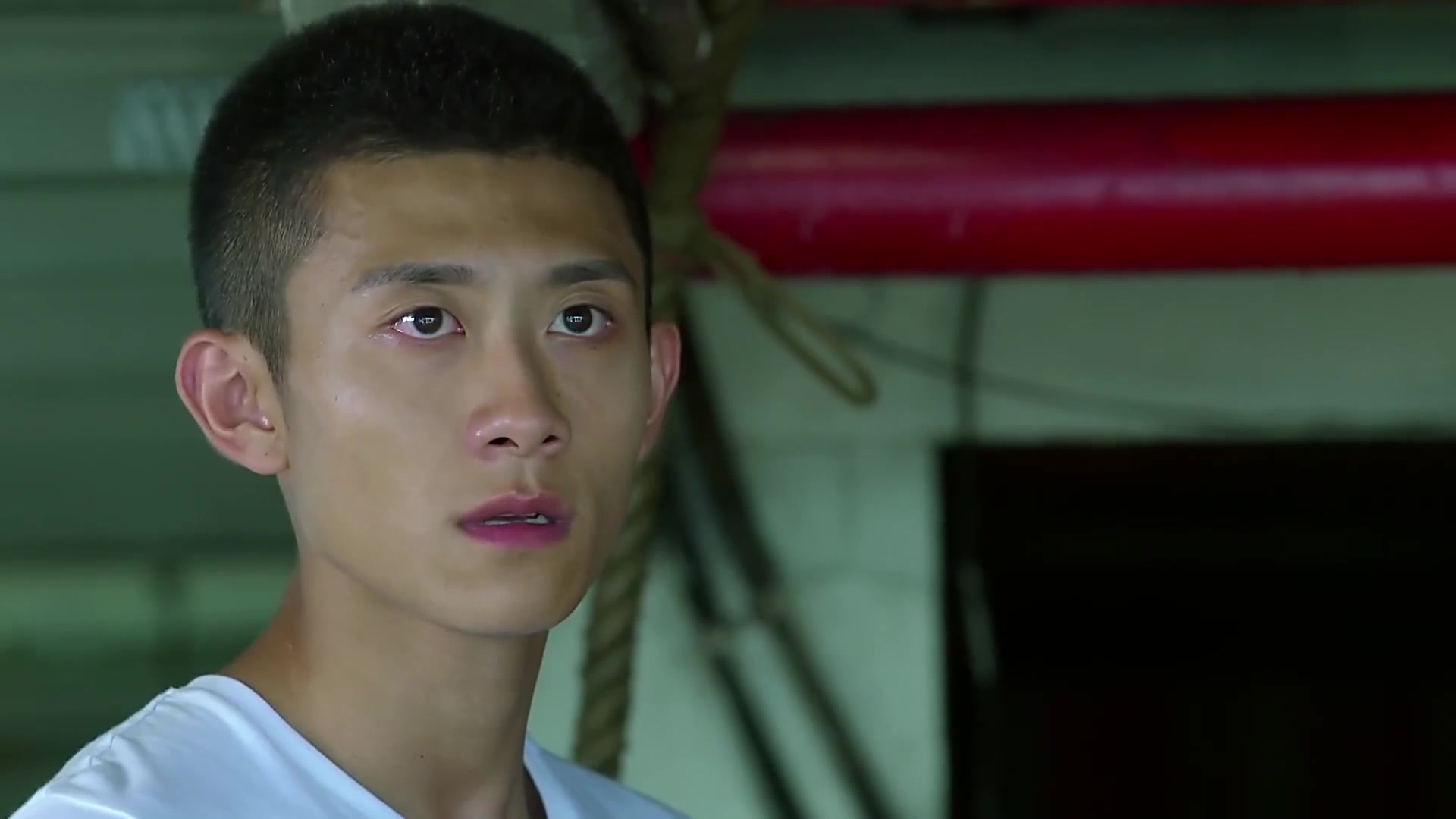 沈嘉文劫持大胸姐,伺机逃窜