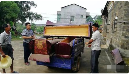 江西高安村民上交副棺木是心甘情愿的嘛?