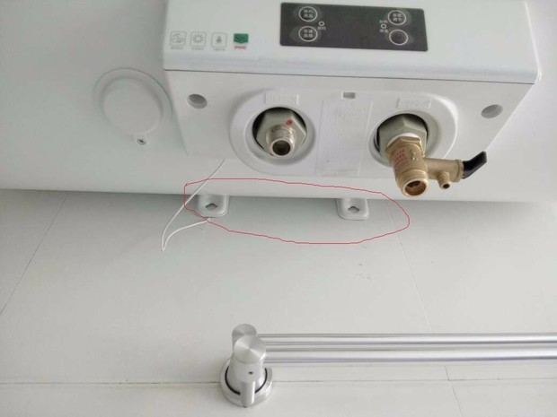 热水器挂墙时下面要不要打孔?