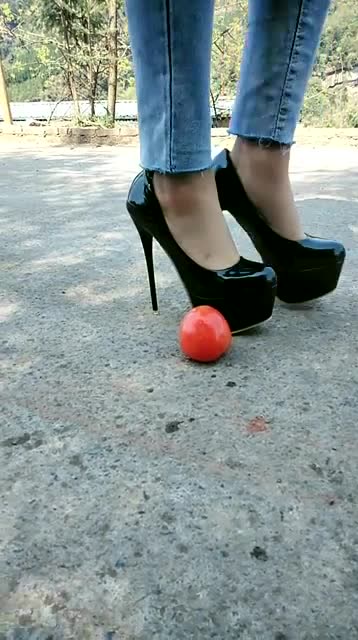 小姐姐用高跟鞋踩踏西红柿,踩下去的那一刻,网友这声音真解压