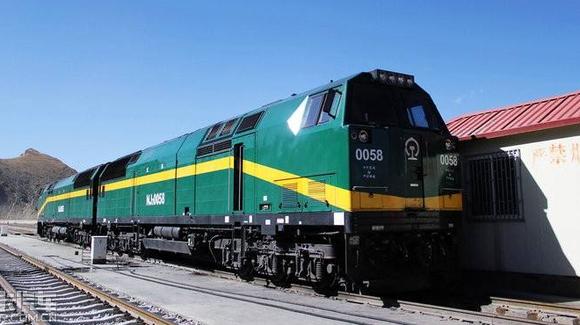 视频:nj2型 内燃机车牵引北京西至拉萨列车通过