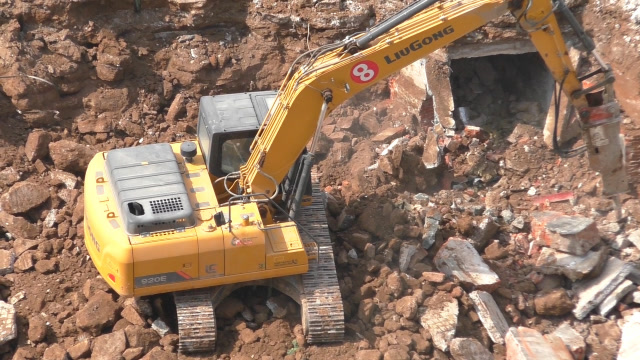 钻地机破拆墙洞作业 儿童益智工程车视频