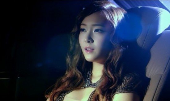 少女时代有一首歌的mv是黑色系的,里面有一个场景