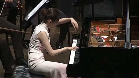 [图]郎朗妻子吉娜·爱丽丝钢琴演奏《帕格尼尼主题狂想曲》,真牛!