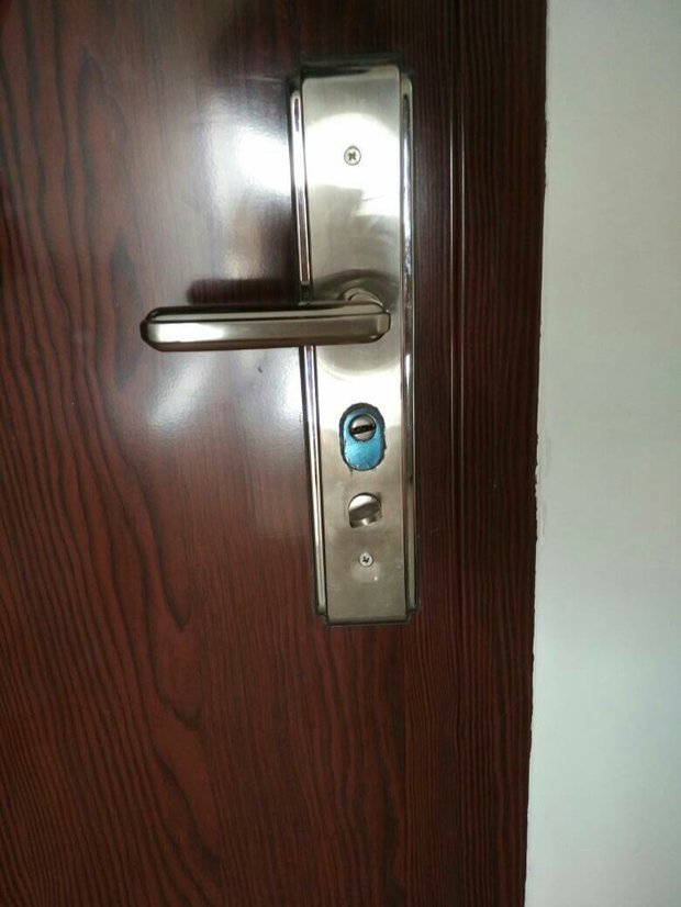 回家惯性反锁但早上出门打不开,用钥匙才打开,可我从来不用钥匙反锁门
