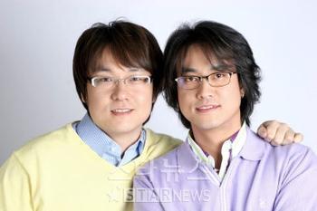 一个韩国组合,2个男的,其中一个是戴眼镜的看
