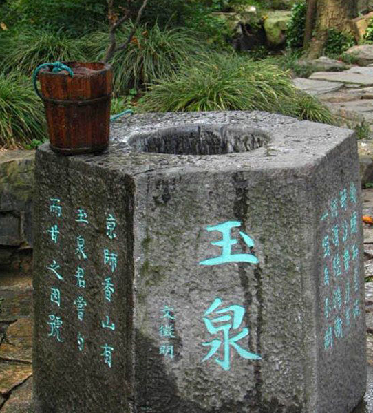 济南趵突泉——趵突泉位于济南市历下区,南靠千佛山,东临泉城广场,北