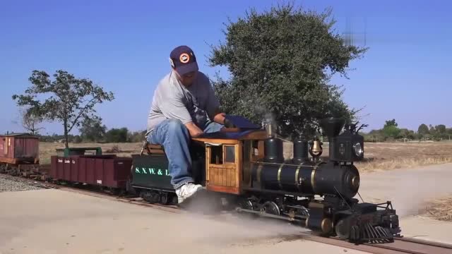 国外牛人的制作的蒸汽火车模型,能喷蒸汽还能坐人,真厉害