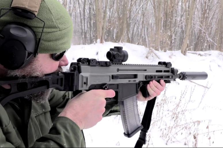 装配消音器的捷克cz 805 突击步枪,消音效果好的有点出乎意料!