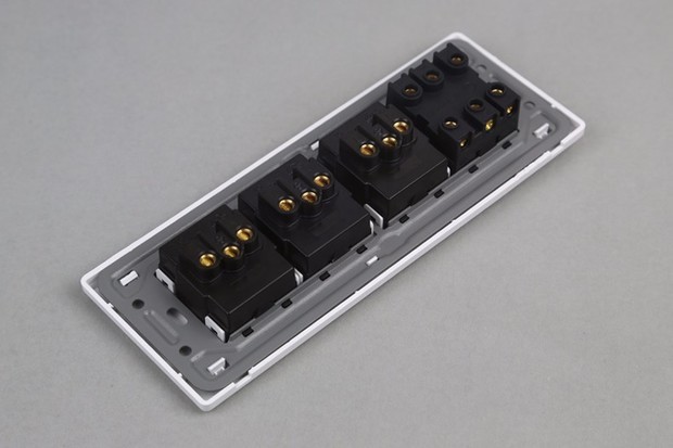 请教高手:两个开关分别控制两个灯,15孔插座接线图.谢谢!