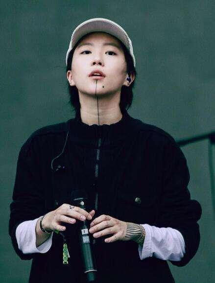 周冬雨素颜现身, 疑似被毁容?