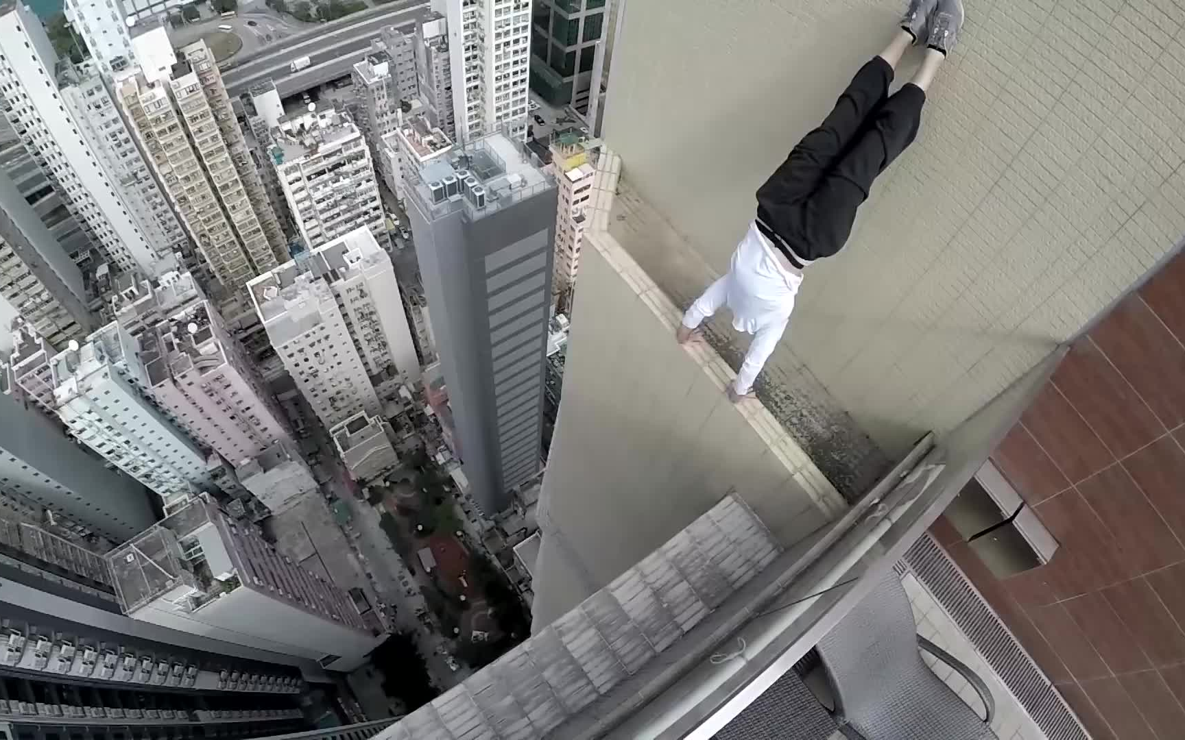 【高楼极限运动】在高楼边缘倒立