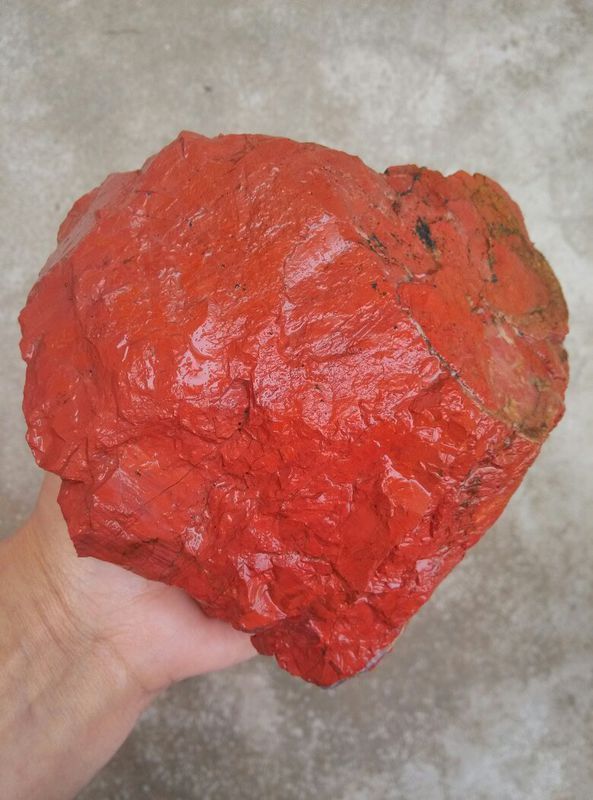 这块不透明的红色石头是什么?