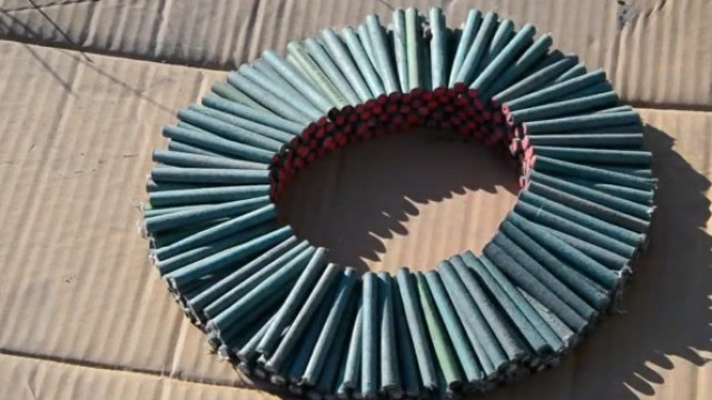 500根擦炮摆了半天,只为点燃的那一下