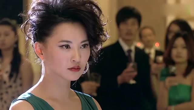 北京爱情故事:太心疼伍媚,竟亲眼看自己的男友带走了别的女孩!