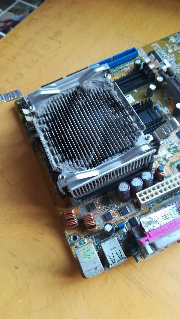 如何把这样的cpu散热片从主板上拆下来?