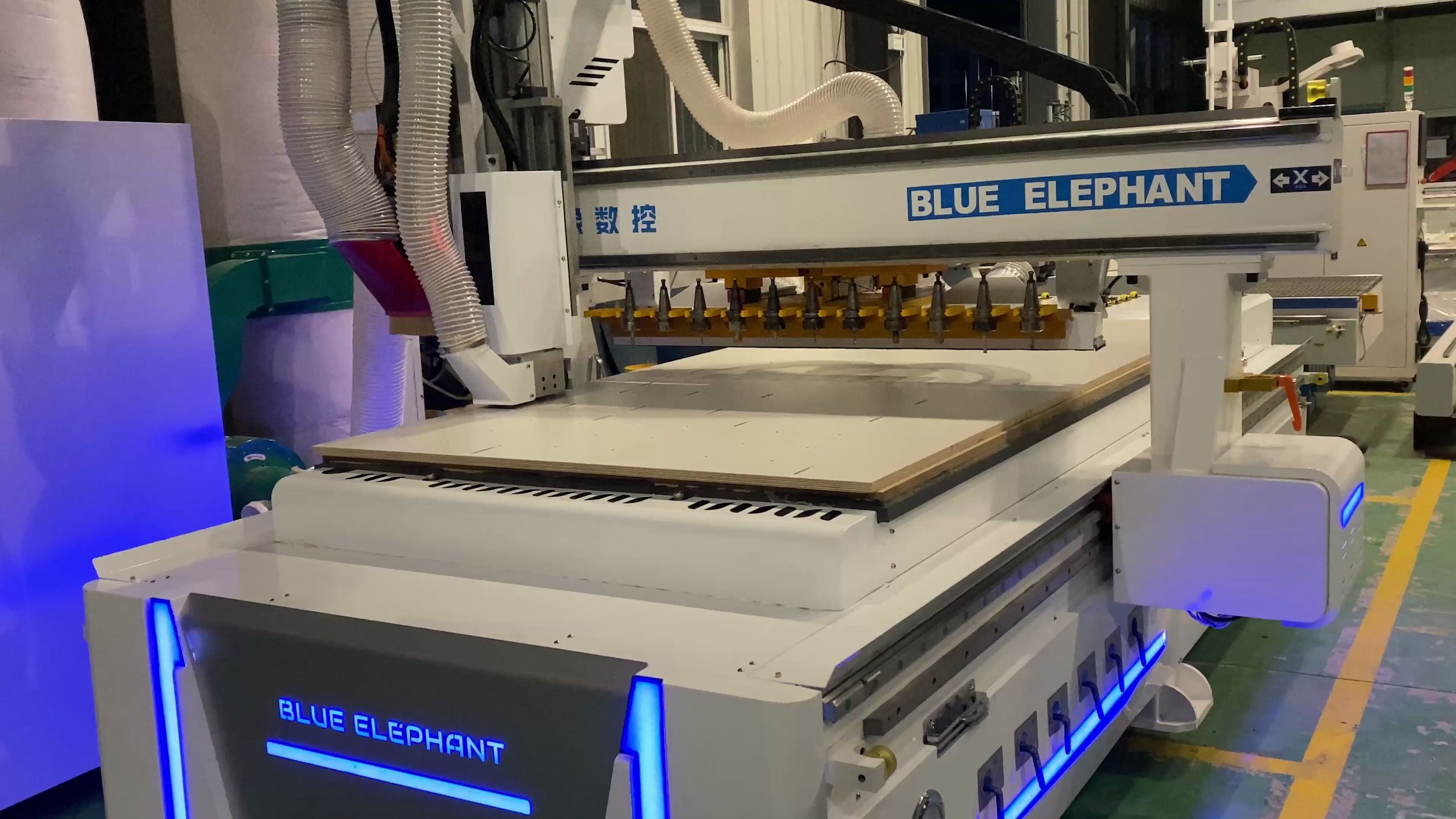 【蓝象数控】拉米诺 开料机无孔工艺板式 家具细节加工,竟是如此工作!