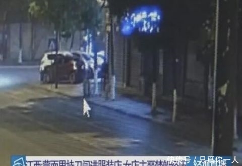 蒙面男子持刀闯进服装店