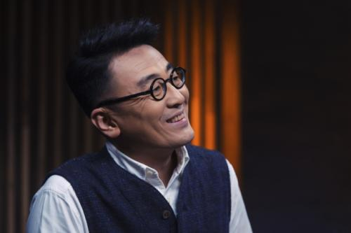 《圆桌派》中的主持人窦文涛怎么样?