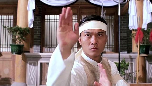 《精武英雄》钱小豪45秒搞定来精武馆闹事踢馆的 武师