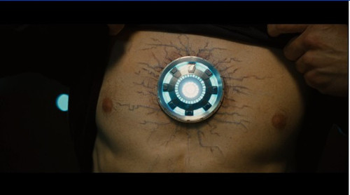 钢铁侠胸口能量堆的图案第一代第二代各是怎样的,求图求图。