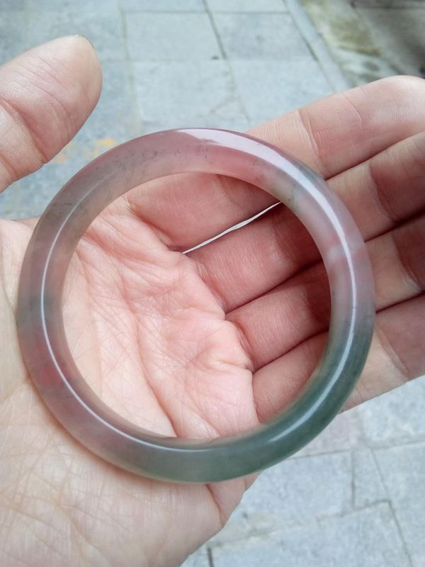 在桂林鸡血玉博物馆买的贵妃料手镯3100值这个价吗? 有升值空间吗?