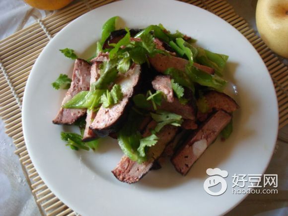 尖椒炒猪血肠是怎么做的