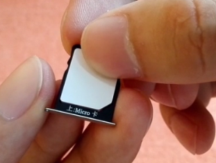 mate7卡槽在手机左侧上方,上卡槽只支持microsim卡,下卡槽支持nano