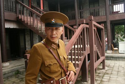 《举起手来》里面的翻译官是谁演的?他还演过哪些影视作品?