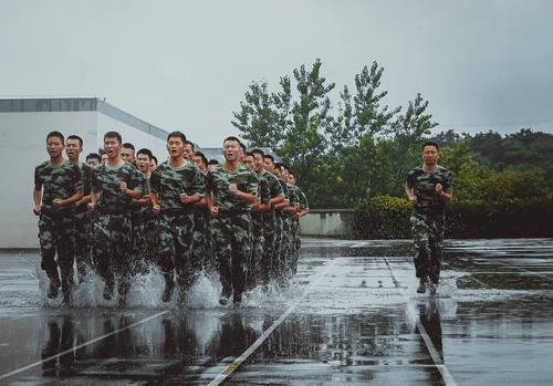 直接招收普通高等學校畢業生入伍,作為志願兵役制士兵到部隊服現役