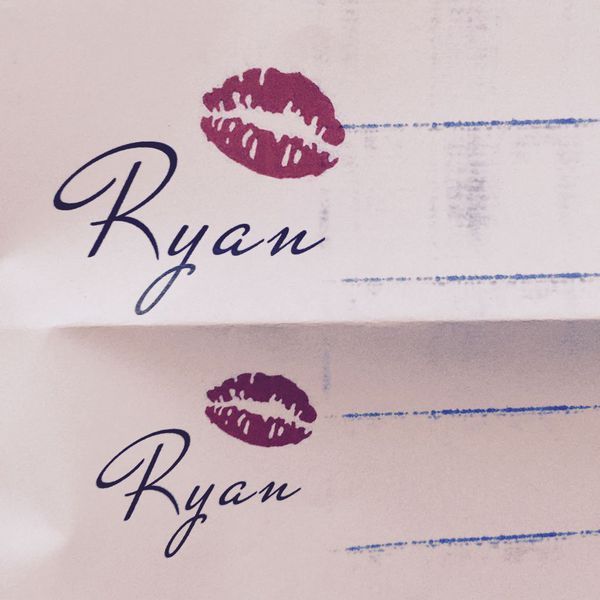 我是纹个唇印还是加个英文字母…怕太明显了