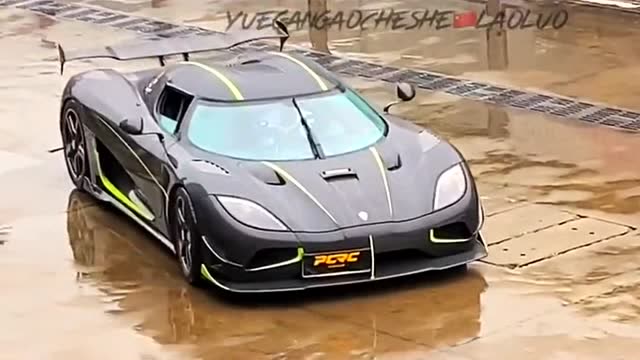 全 碳纤维的超跑柯尼塞格,被人一脚踩爆了底盘,听说光维修费就要几百