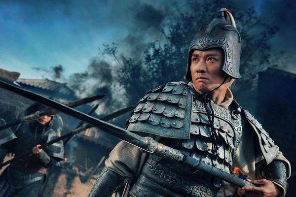 长坂坡赵云七进七出救出阿斗,为什么刘备却摔了阿斗?