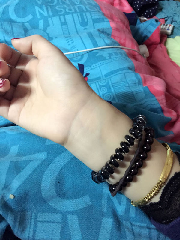 谁能帮我ps一张割手腕的照片吗?