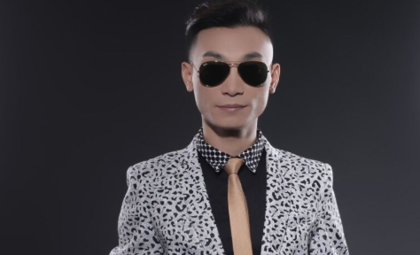 扩展资料: 《夜色》改编自中国男歌手梁建东和易涛(改编自韩国歌手