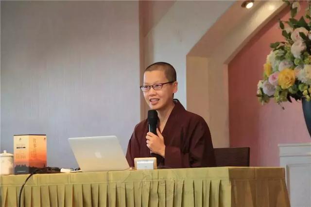 出生在台湾的富裕家庭的妙光法师,打小生活在海外.