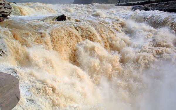 谢榛《渡黄河》 大漠孤烟直,长河落日圆.