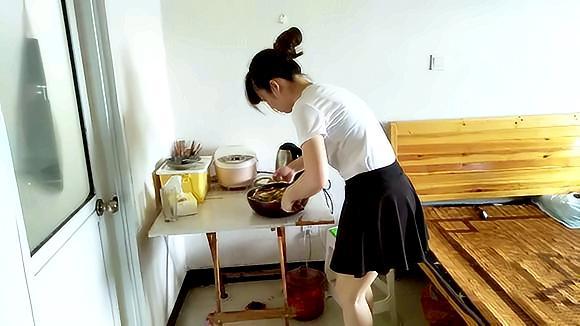 打工妹 今天不上班,花25元买条鱼,出租屋煮一大锅水煮鱼,吃撑了