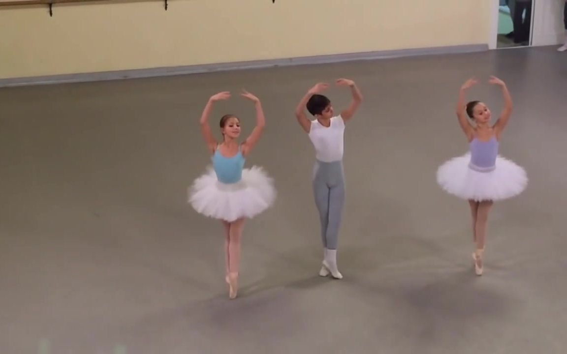 [图]【芭蕾】Lada Sartakova and Polina Konogray rehearsal Dance of the Mirlitons